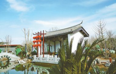  右側通往鶴品流芳、水照氣流粉碎機花臺、沁芳春雪、鐵樹英姿等景點