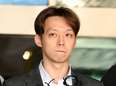 早前因涉嫌吸食、交易毒品而被拘捕氣流粉碎機(jī)的樸有天被正式從京畿南部地方警察廳移送到檢方