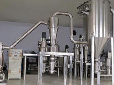 及洗礦作業(yè)中的脫泥、脫水等作業(yè)；礦石粉碎機(jī)可廣氣流粉碎機(jī)泛運(yùn)用于礦山、冶煉、建材、公路、鐵路、水利和化學(xué)工業(yè)等眾多部門